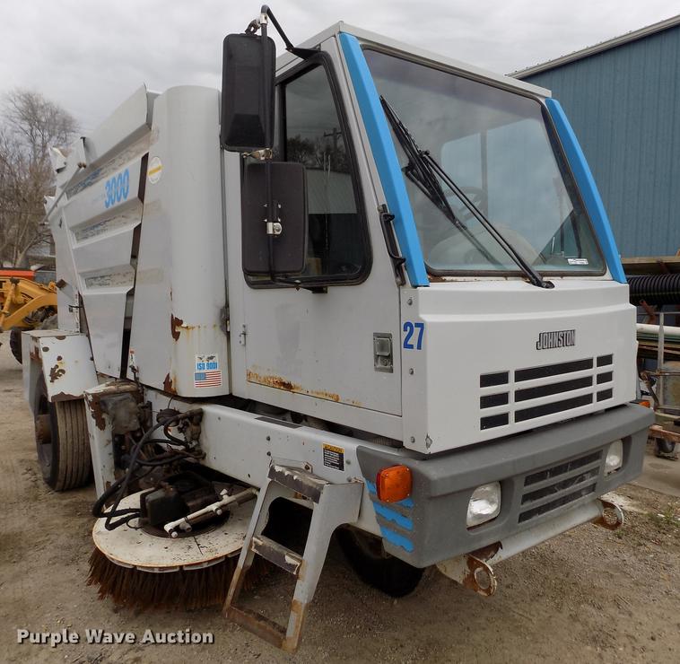 image for item FA9689 1998 Johnston 3000 street sweeper