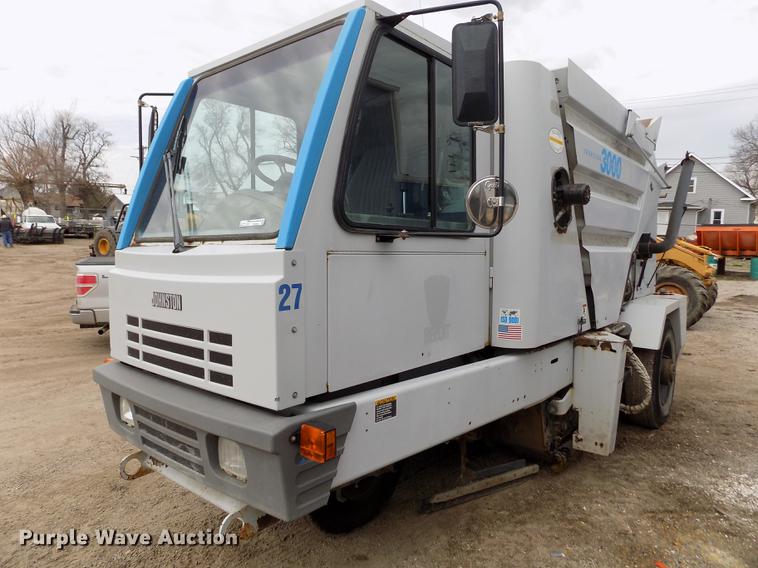 image for item FA9689 1998 Johnston 3000 street sweeper