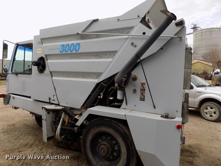 image for item FA9689 1998 Johnston 3000 street sweeper