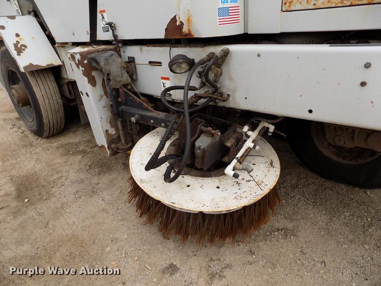 image for item FA9689 1998 Johnston 3000 street sweeper