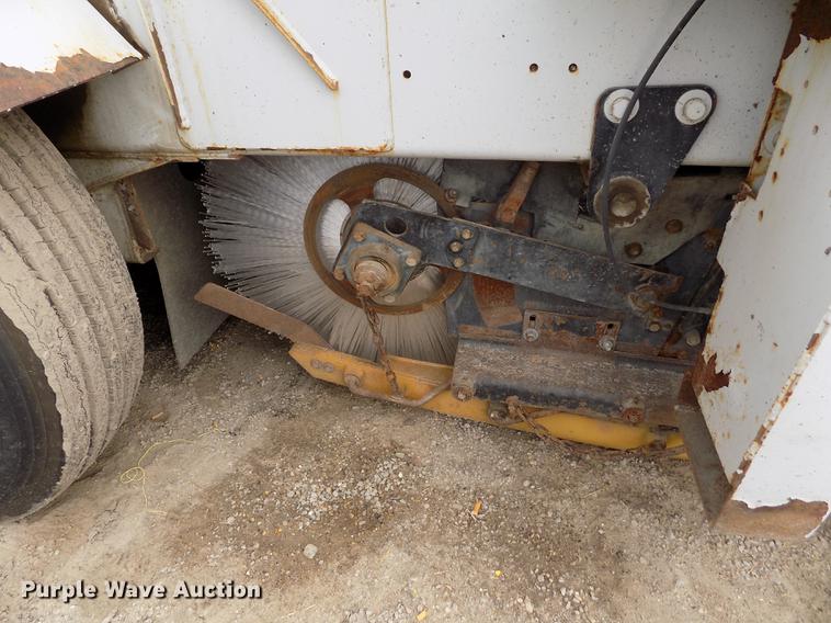 image for item FA9689 1998 Johnston 3000 street sweeper