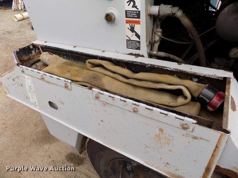 image for item FA9689 1998 Johnston 3000 street sweeper