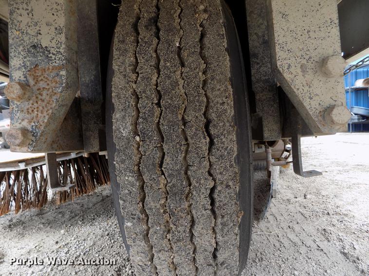 image for item FA9689 1998 Johnston 3000 street sweeper