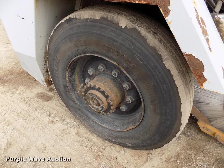 image for item FA9689 1998 Johnston 3000 street sweeper