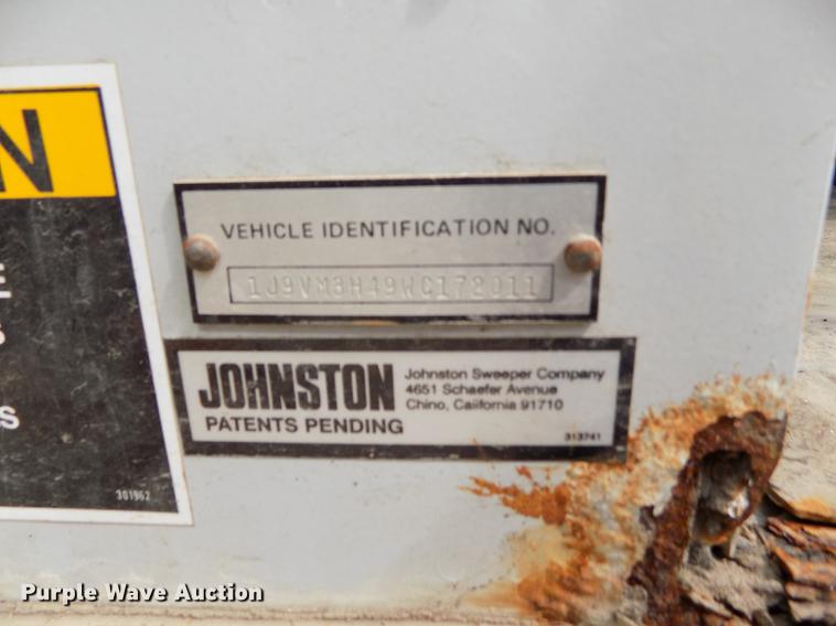 image for item FA9689 1998 Johnston 3000 street sweeper