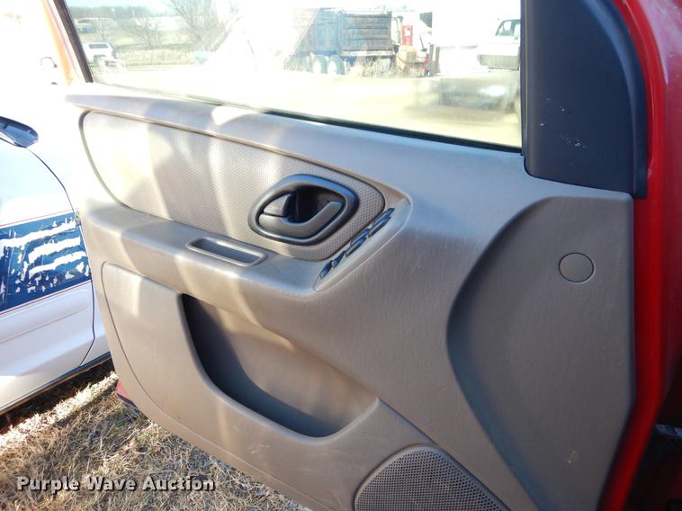 image for item FQ9739 2001 Ford Escape XLS SUV