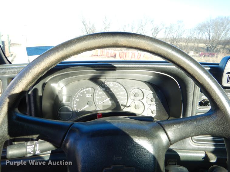 image for item FQ9745 2002 Chevrolet Silverado 3500 utility bed pickup truck