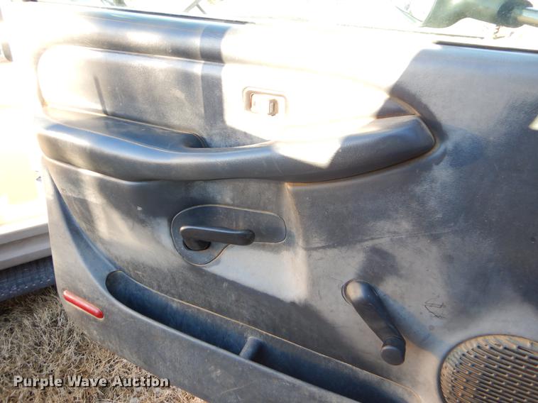 image for item FQ9745 2002 Chevrolet Silverado 3500 utility bed pickup truck