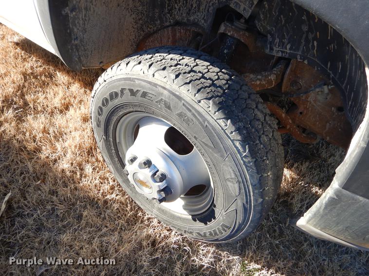 image for item FQ9745 2002 Chevrolet Silverado 3500 utility bed pickup truck