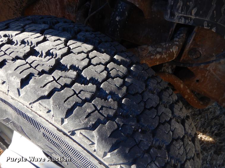 image for item FQ9745 2002 Chevrolet Silverado 3500 utility bed pickup truck