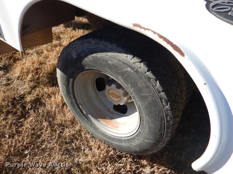 image for item FQ9745 2002 Chevrolet Silverado 3500 utility bed pickup truck