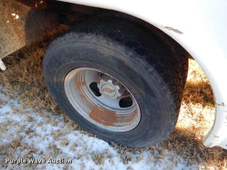 image for item FQ9745 2002 Chevrolet Silverado 3500 utility bed pickup truck