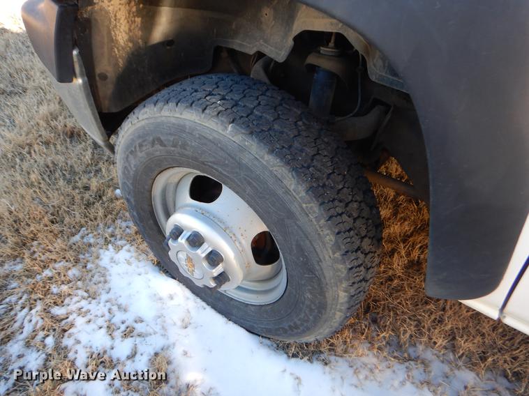 image for item FQ9745 2002 Chevrolet Silverado 3500 utility bed pickup truck