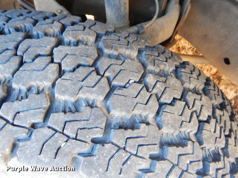 image for item FQ9745 2002 Chevrolet Silverado 3500 utility bed pickup truck