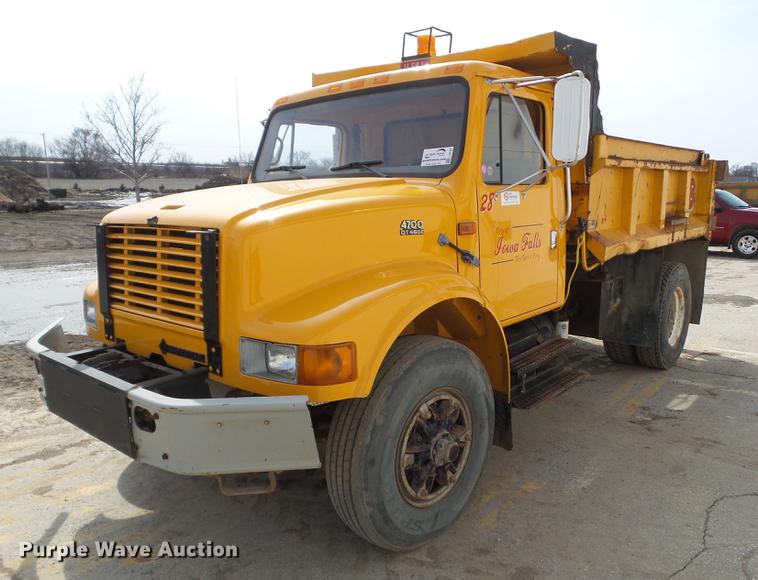 image for item L5743 1998 International 4700 dump truck