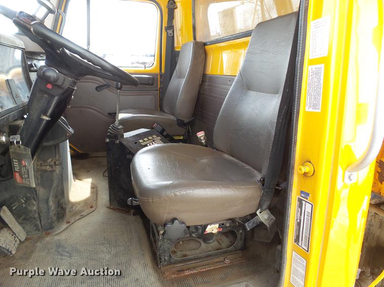 image for item L5743 1998 International 4700 dump truck