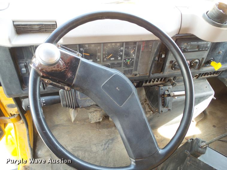 image for item L5743 1998 International 4700 dump truck