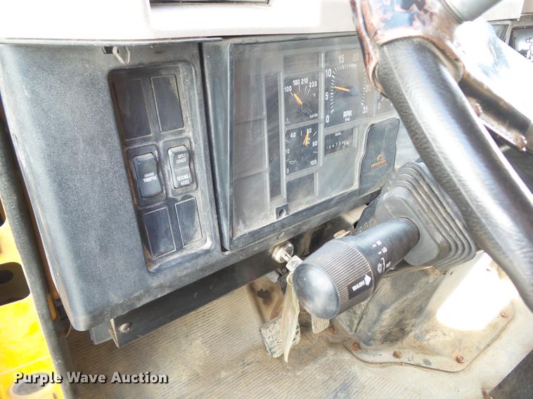 image for item L5743 1998 International 4700 dump truck