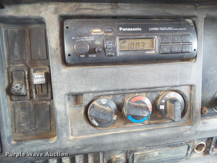 image for item L5743 1998 International 4700 dump truck