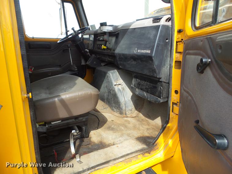 image for item L5743 1998 International 4700 dump truck