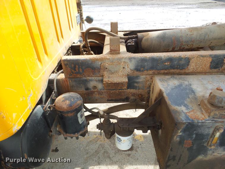 image for item L5743 1998 International 4700 dump truck