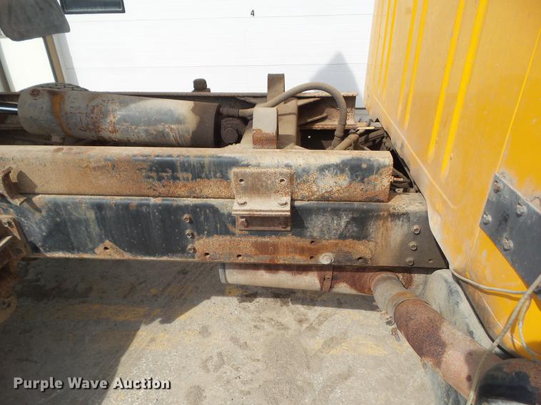 image for item L5743 1998 International 4700 dump truck