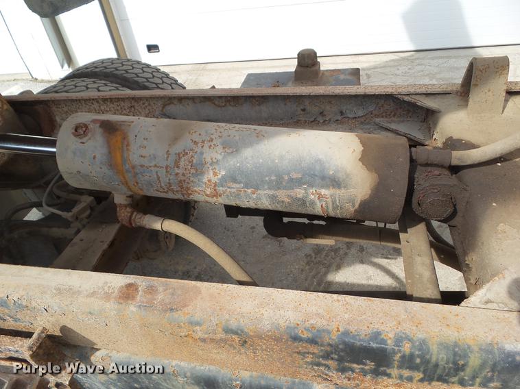 image for item L5743 1998 International 4700 dump truck