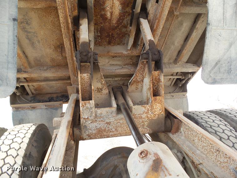 image for item L5743 1998 International 4700 dump truck