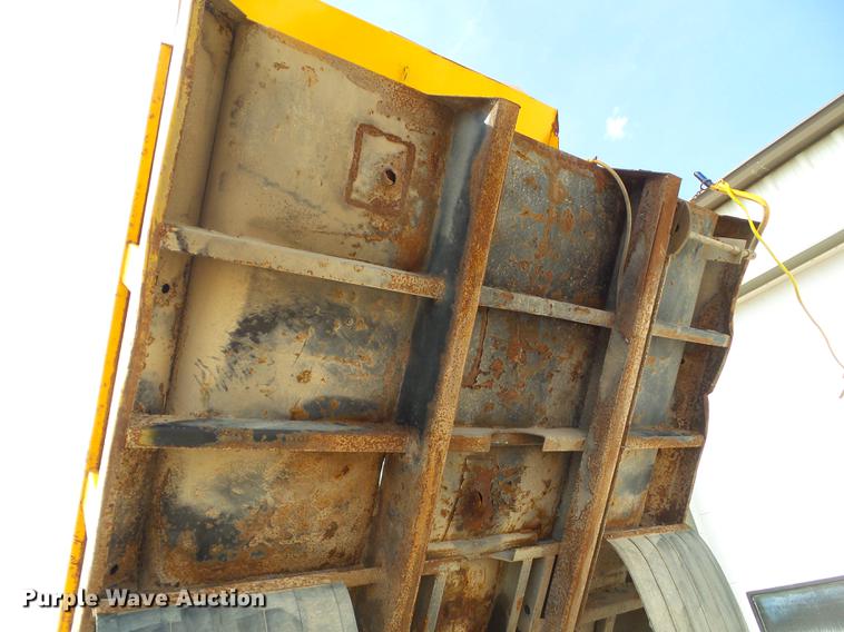 image for item L5743 1998 International 4700 dump truck