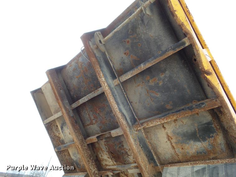 image for item L5743 1998 International 4700 dump truck