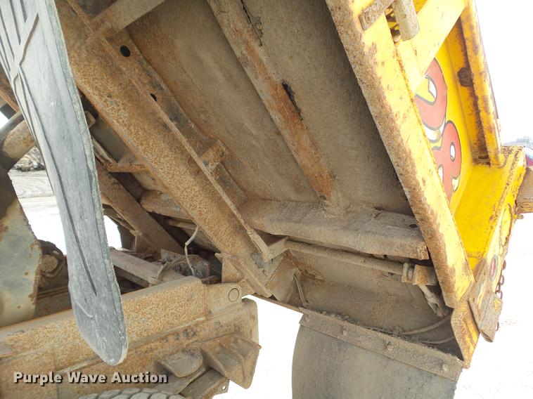 image for item L5743 1998 International 4700 dump truck
