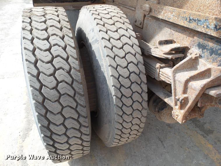 image for item L5743 1998 International 4700 dump truck