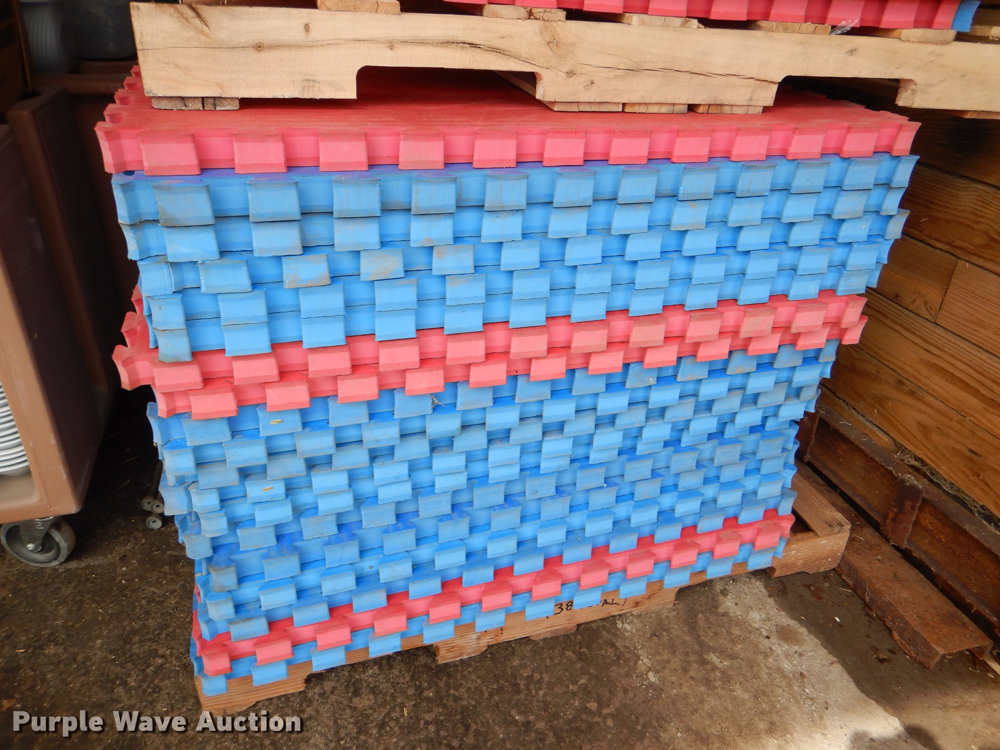 (38) foam locking floor mats in Leavenworth, KS Item FK9065 sold