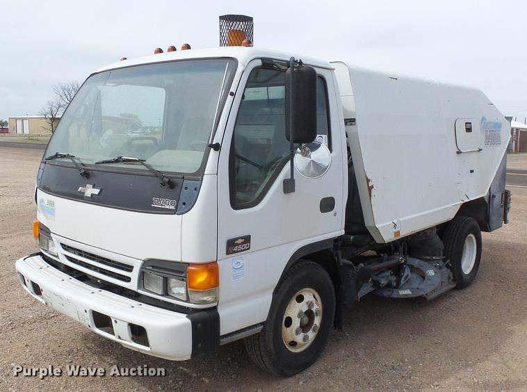 image for item DC5233 1999 Chevrolet W4500 street sweeper truck