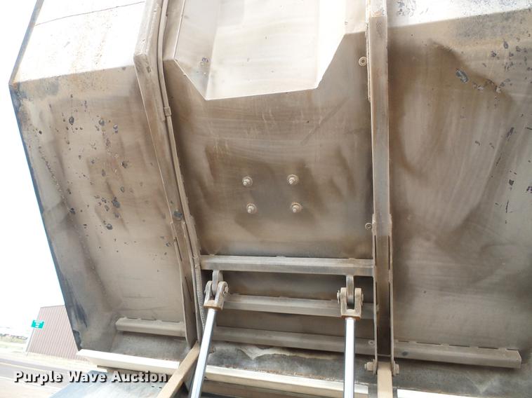 image for item DC5233 1999 Chevrolet W4500 street sweeper truck