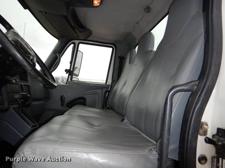 image for item DD8994 2005 International 4300 box truck