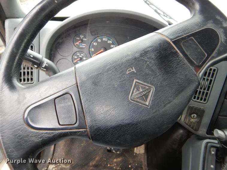 image for item DD8994 2005 International 4300 box truck