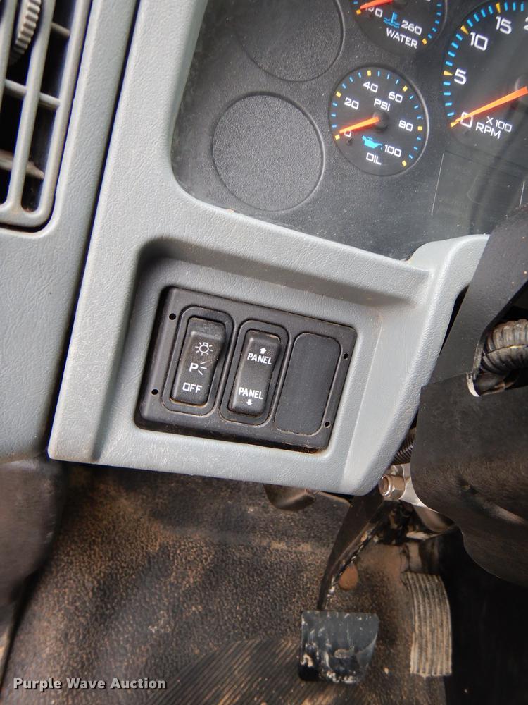 image for item DD8994 2005 International 4300 box truck