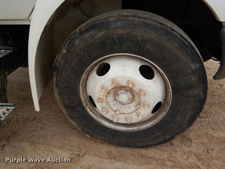 image for item DD8994 2005 International 4300 box truck