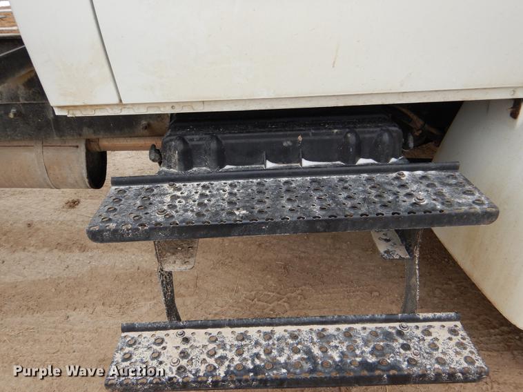 image for item DD8994 2005 International 4300 box truck