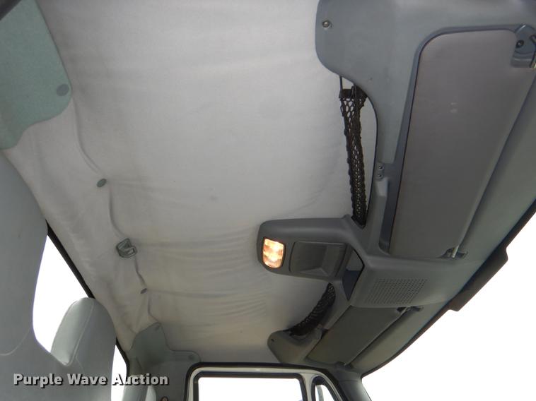 image for item DD8994 2005 International 4300 box truck