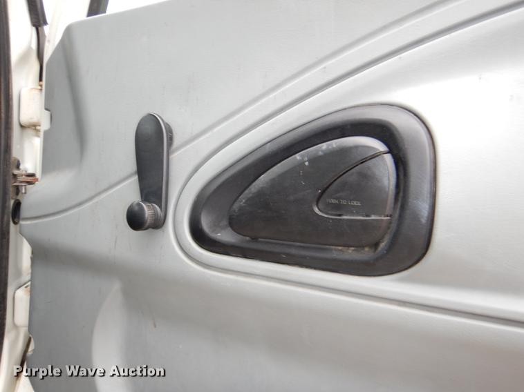 image for item DD8994 2005 International 4300 box truck