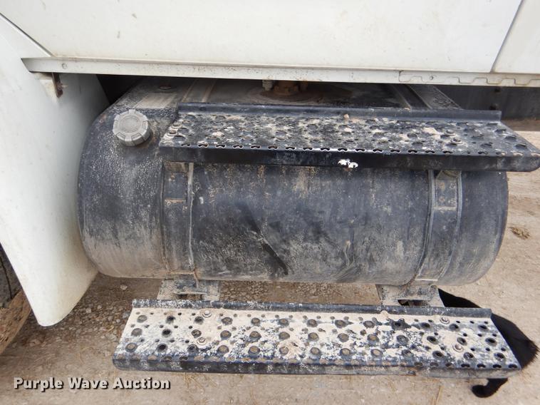 image for item DD8994 2005 International 4300 box truck