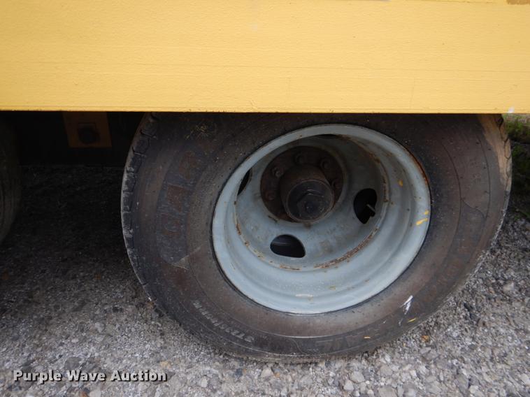 image for item DE3879 2005 Eager Beaver 10HA-P1 equipment trailer