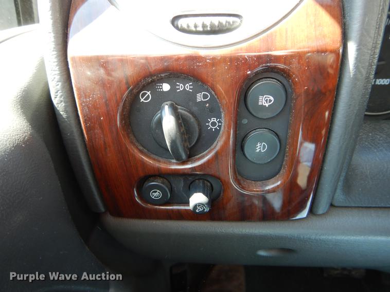 image for item DE8280 2004 GMC Envoy SLT SUV