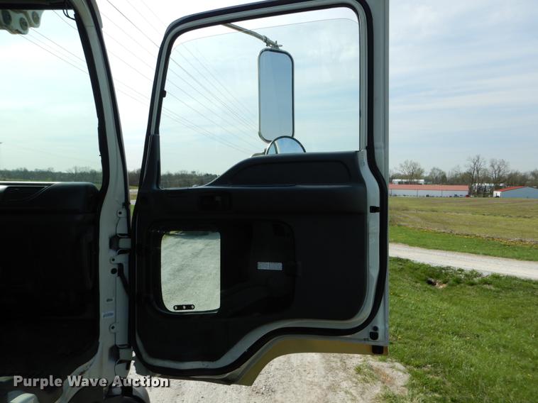 image for item DE8283 2008 Chevrolet T8500 bucket truck