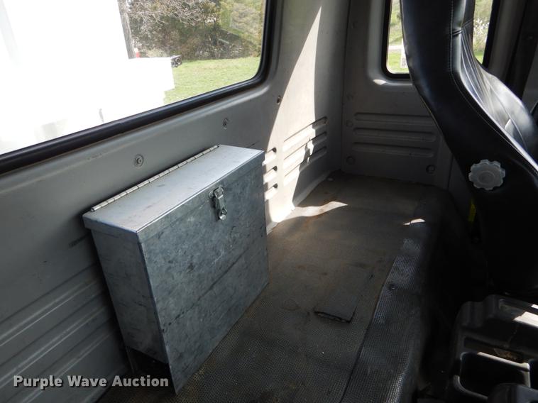 image for item DE8283 2008 Chevrolet T8500 bucket truck