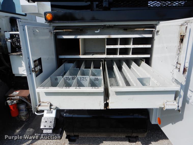 image for item DE8283 2008 Chevrolet T8500 bucket truck