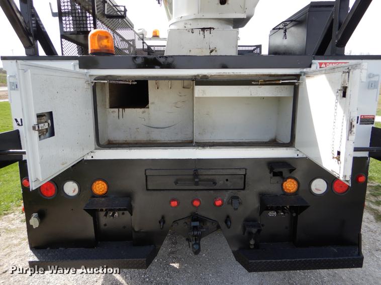 image for item DE8283 2008 Chevrolet T8500 bucket truck