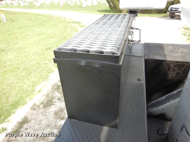 image for item DE8283 2008 Chevrolet T8500 bucket truck